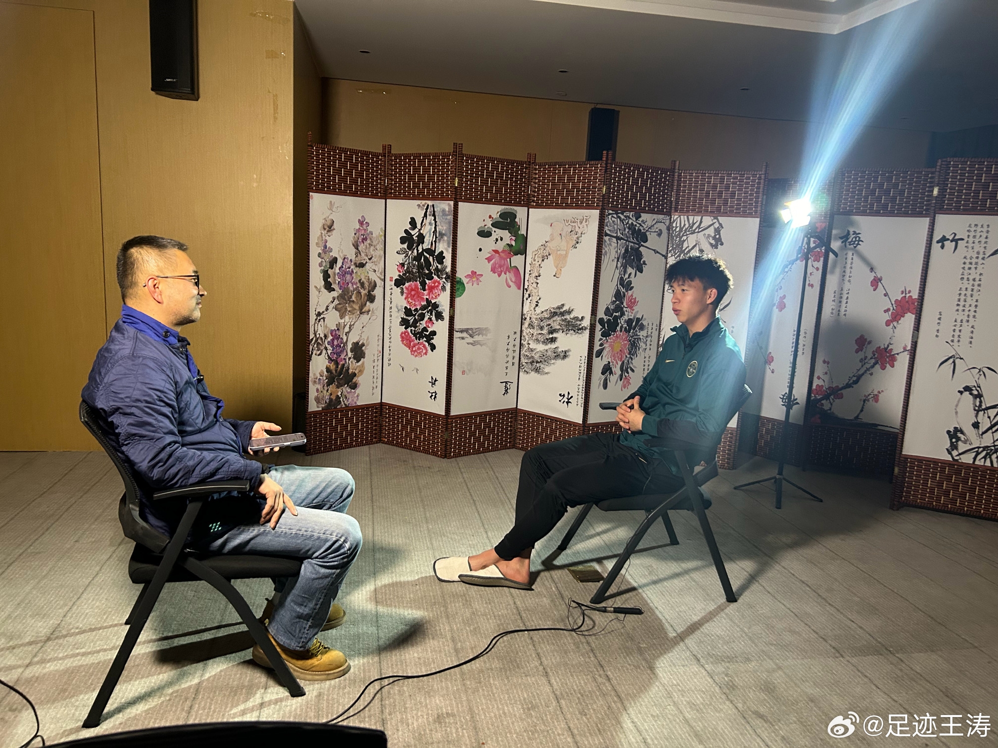  記者：王鈺棟視韋世豪為偶像&想加他微信，現(xiàn)進(jìn)了國足不知加到?jīng)]