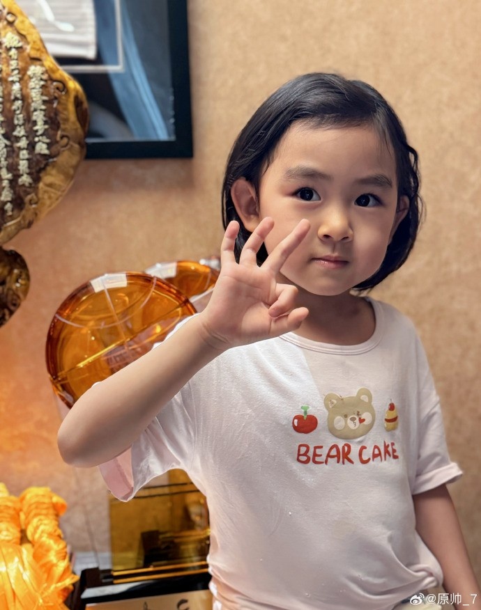  三分大賽三冠王！原帥曬三冠獎(jiǎng)杯：完成了女兒給安排的任務(wù)！