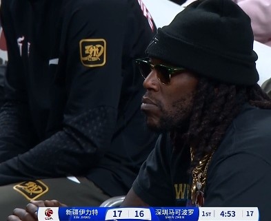  哦呦？你來了！新疆新外援哈雷爾場邊觀戰(zhàn)新疆主場vs深圳的比賽