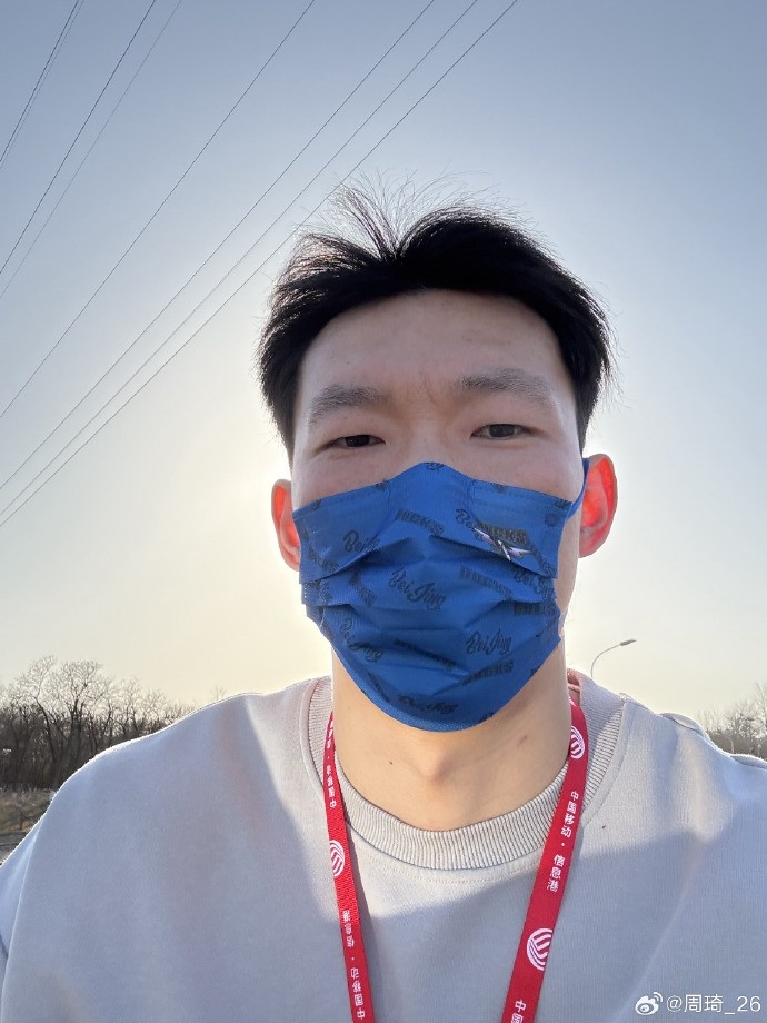  悠閑！周琦騎京牌電動車出行：太陽出來了 開京牌兜兜風！