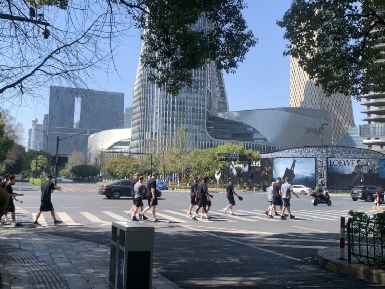  心態(tài)放松，有網(wǎng)友拍到澳大利亞隊(duì)早上在萬象城citywalk