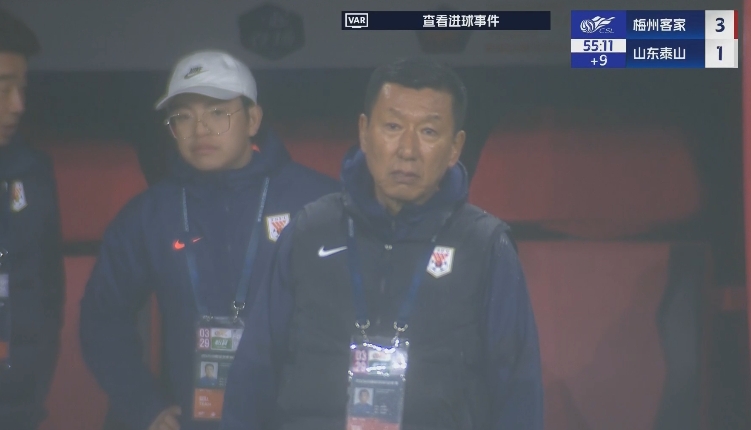  半場1-3落后遞補隊！場邊的崔康熙表情焦急