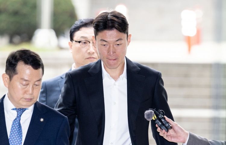  韓媒：庭審現(xiàn)場黃義助始終低頭雙手合十，判決后不停致歉