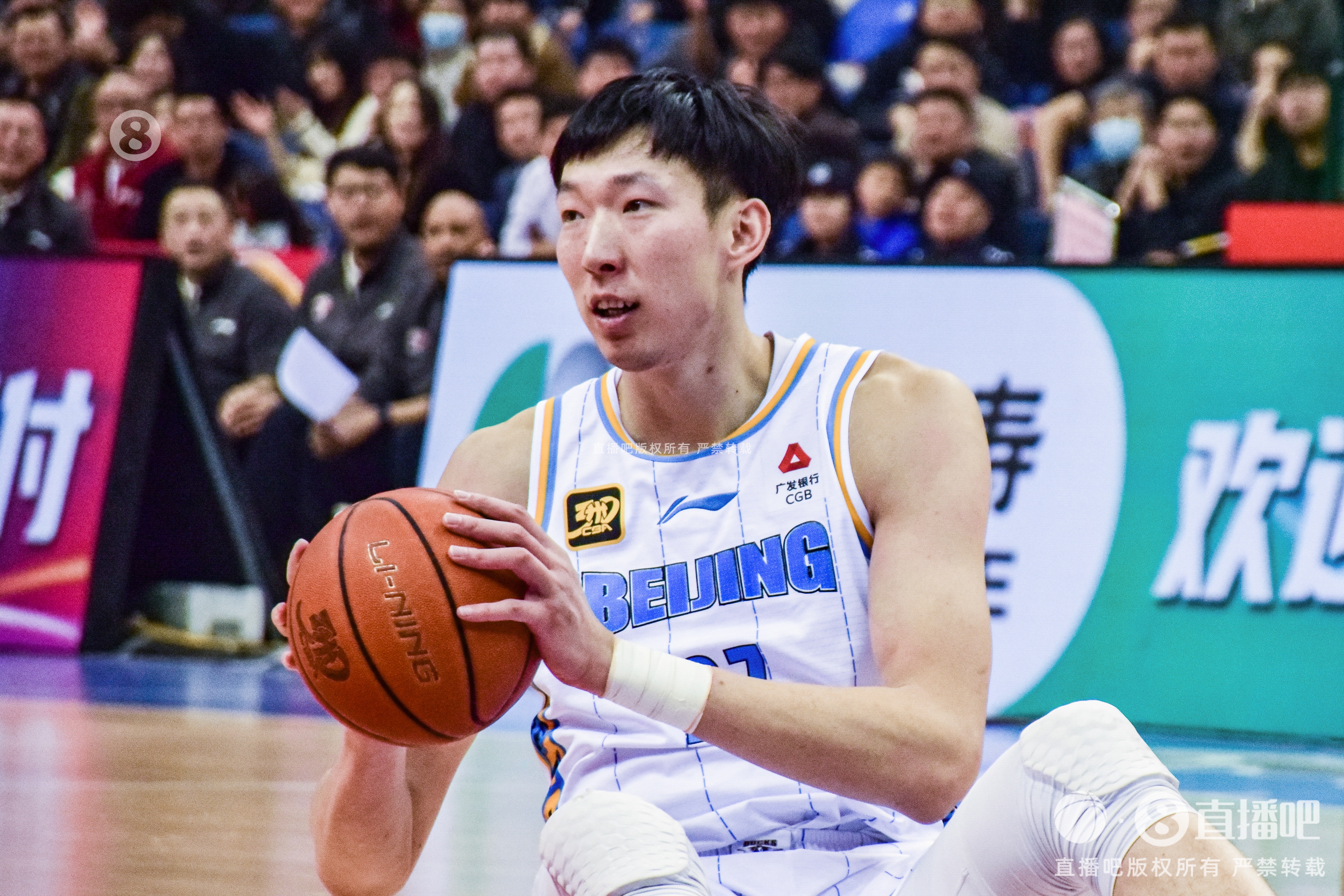  定海神針！周琦內(nèi)線攻防在線 半場6中5貢獻(xiàn)12分6籃板2蓋帽