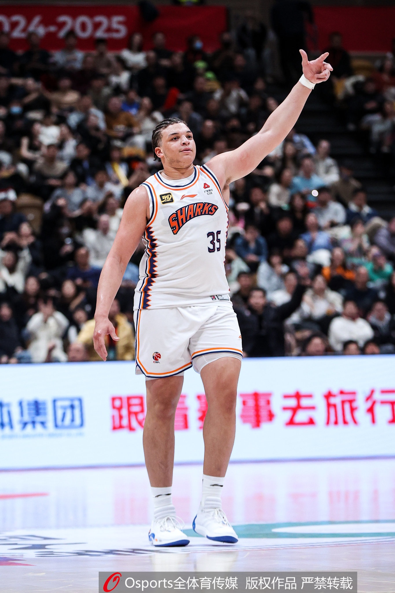  小坦克！洛夫頓上半場9中6砍18分12板3助 4次犯規(guī)是隱患